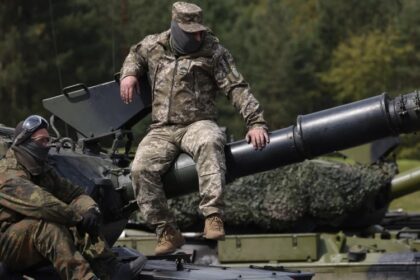 Міноборони закуповує все менше зброї через посередників