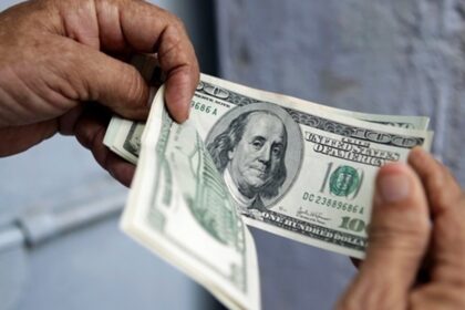Курс долара падає до світових валют через недовіру до США