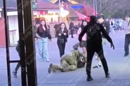 В Києві підлітки побили військового: є затримані