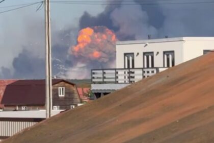 СюжетВидно за 50 км. Вибухи на складі Міноборони РФ