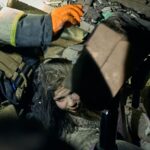 СюжетЖертви і руїни. Масований повітряний удар. 18+
