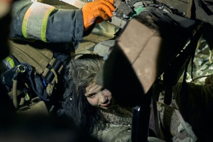 СюжетЖертви і руїни. Масований повітряний удар. 18+