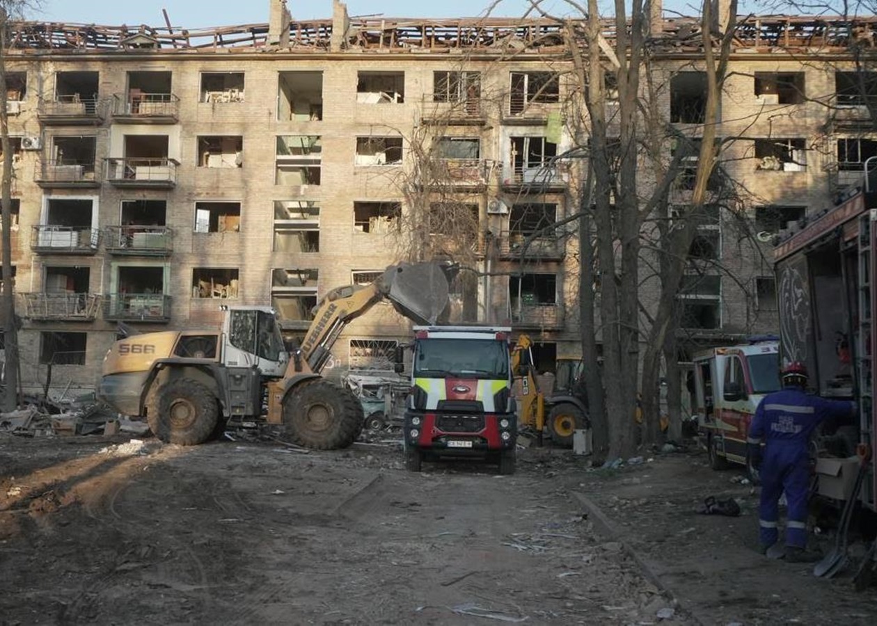 В Києві завершили рятувальну операцію після удару РФ по будинку