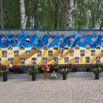 На Рівненщині хлопець вкрав квіти зі стели загиблих військових