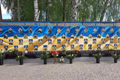 На Рівненщині хлопець вкрав квіти зі стели загиблих військових