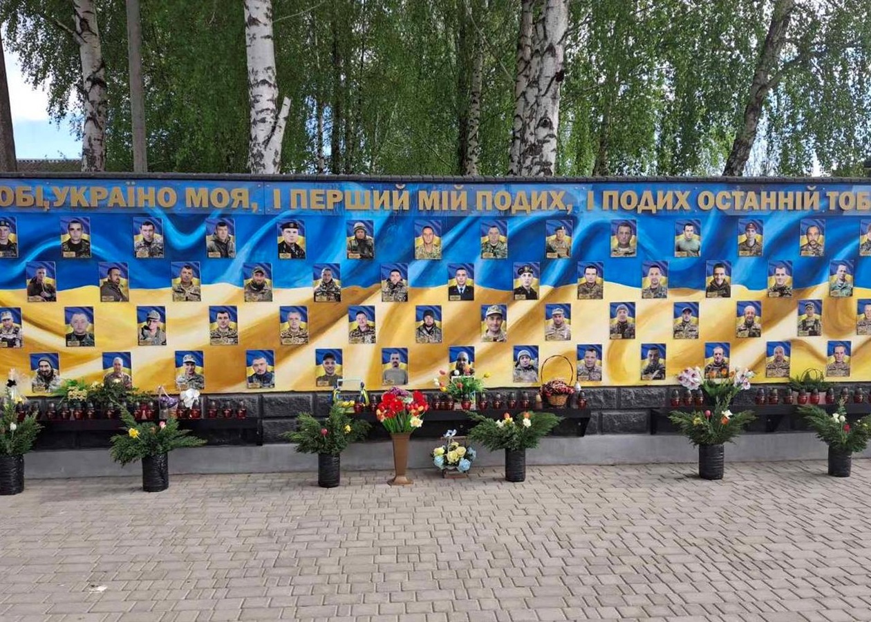 На Рівненщині хлопець вкрав квіти зі стели загиблих військових