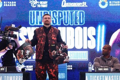 Дюбуа підписав для Усика фото зі скандальним ударом у першому бою