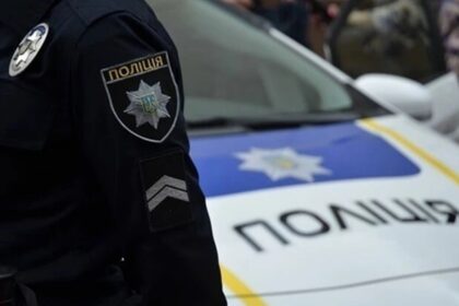 Молодь влаштувала танці біля алеї загиблих Героїв на Рівненщині