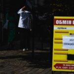 Долар і євро подешевшали у перший день травня