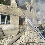 В Запоріжжі витягли з-під завалів людину