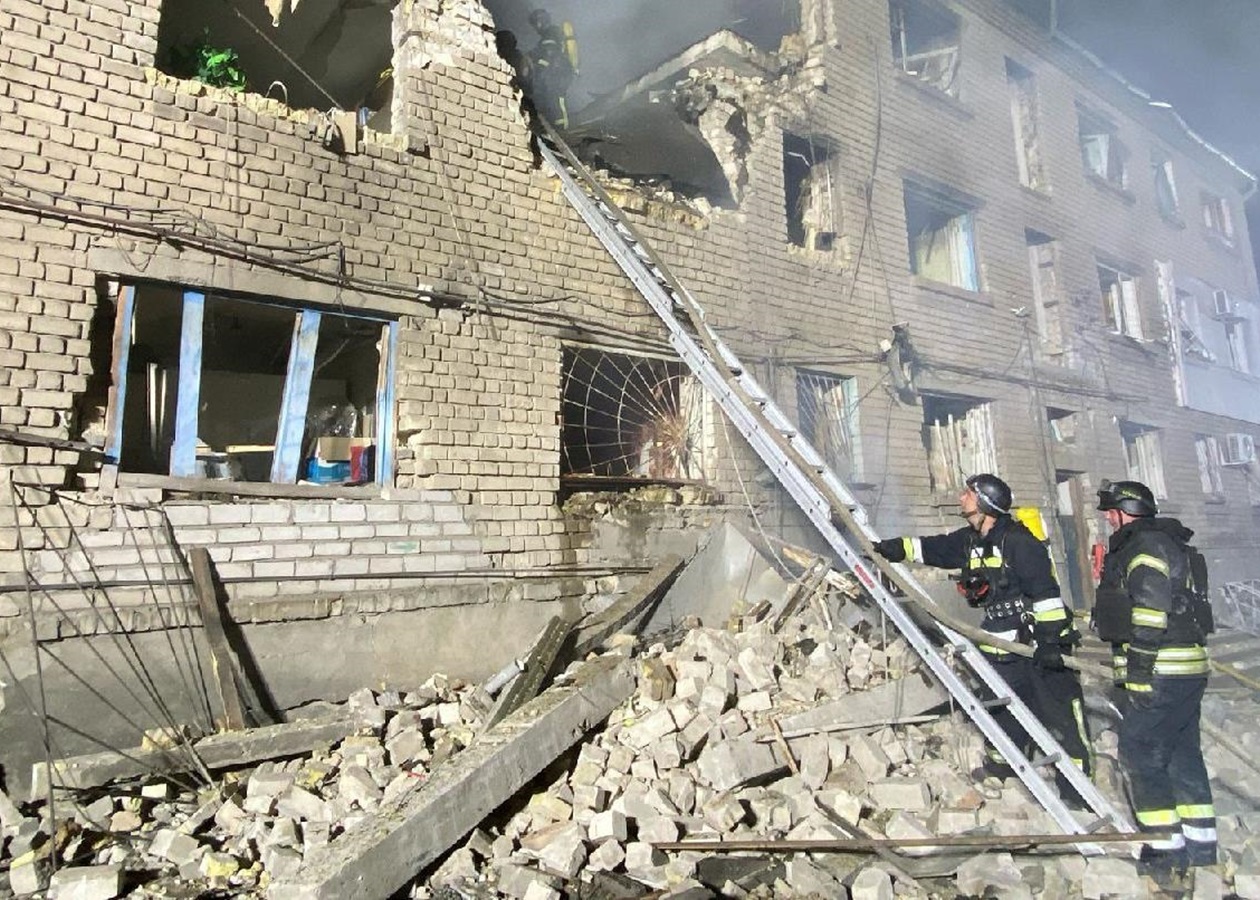 В Запоріжжі витягли з-під завалів людину