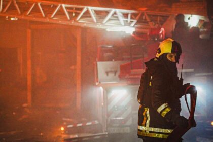 У Києві уламки дронів вцілили у житловий будинок