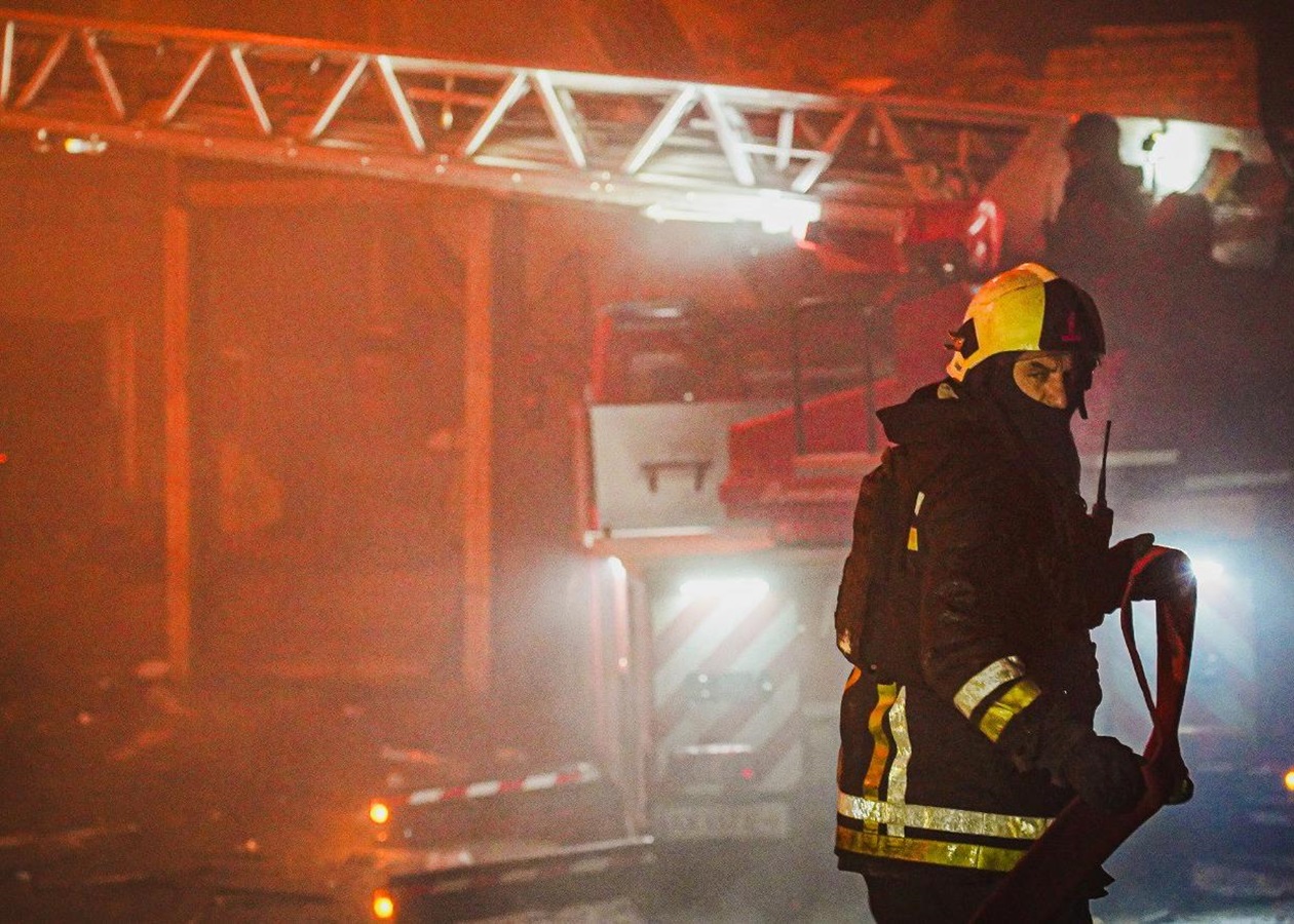 У Києві уламки дронів вцілили у житловий будинок
