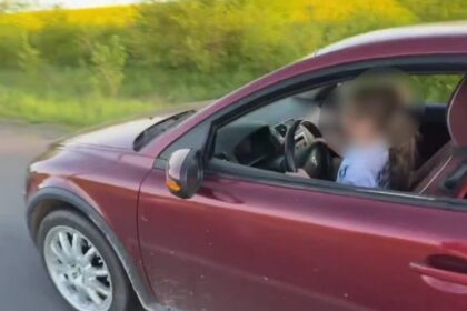 На Львівщині батько посадив малолітню доньку за кермо
