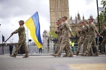 Українські воїни під оплески крокували на параді в Лондоні
