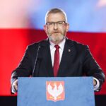 Кандидат у президенти Польщі зірвав прапор ЄС і витер ним взуття
