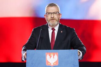 Кандидат у президенти Польщі зірвав прапор ЄС і витер ним взуття
