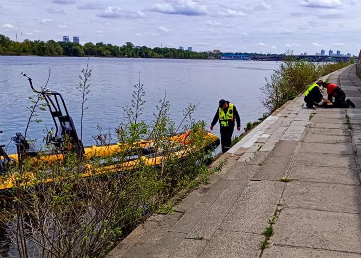 В Києві жінка впала в Дніпро з Пішохідного мосту