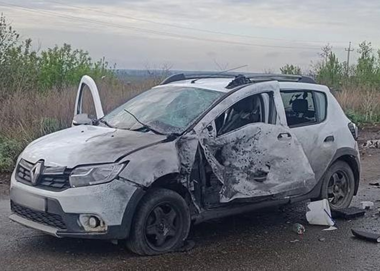 На Харківщині окупанти вдарили дроном по цивільному авто, троє поранених