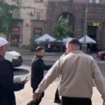 На Хрещатику чоловік напідпитку спробував підійти до президента