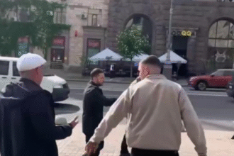 На Хрещатику чоловік напідпитку спробував підійти до президента