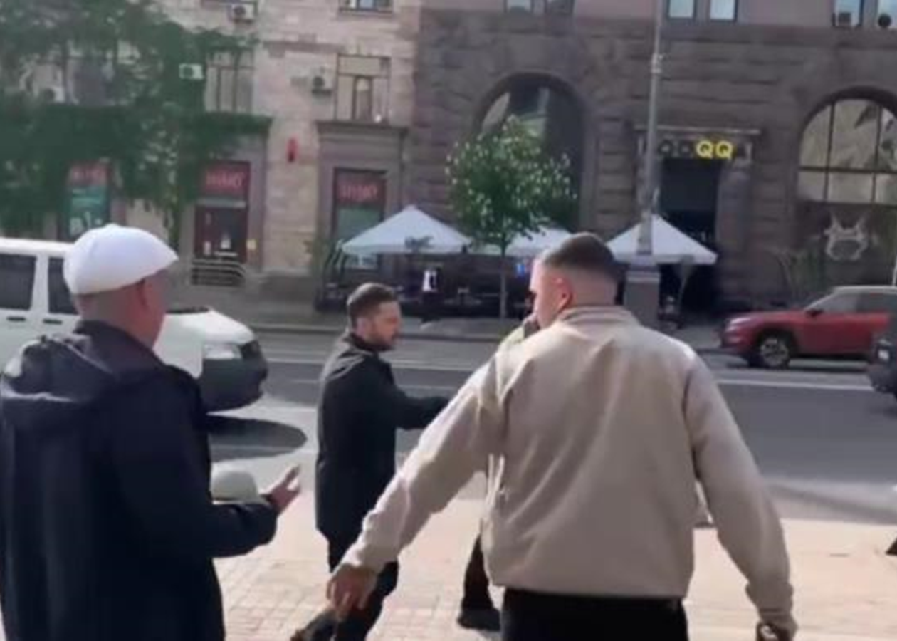 На Хрещатику чоловік напідпитку спробував підійти до президента
