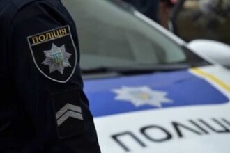 У Рівному школярка після зауваження ударила вчителя циркулем