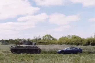 Ветеран Другої світової танком переїхав авто Tesla