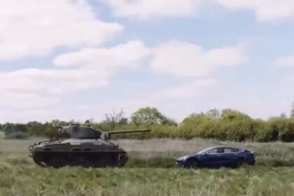 Ветеран Другої світової танком переїхав авто Tesla
