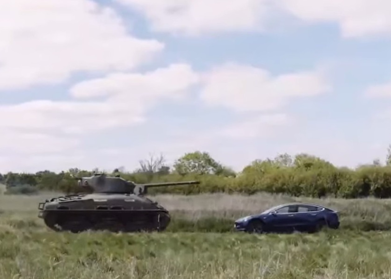 Ветеран Другої світової танком переїхав авто Tesla