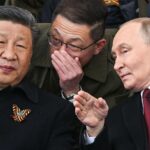 СюжетТрибуна на параді: Путін, Сі і злочинці