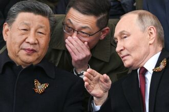 СюжетТрибуна на параді: Путін, Сі і злочинці