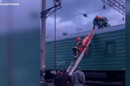 У Хмельницькому хлопця вразило струмом на вагоні