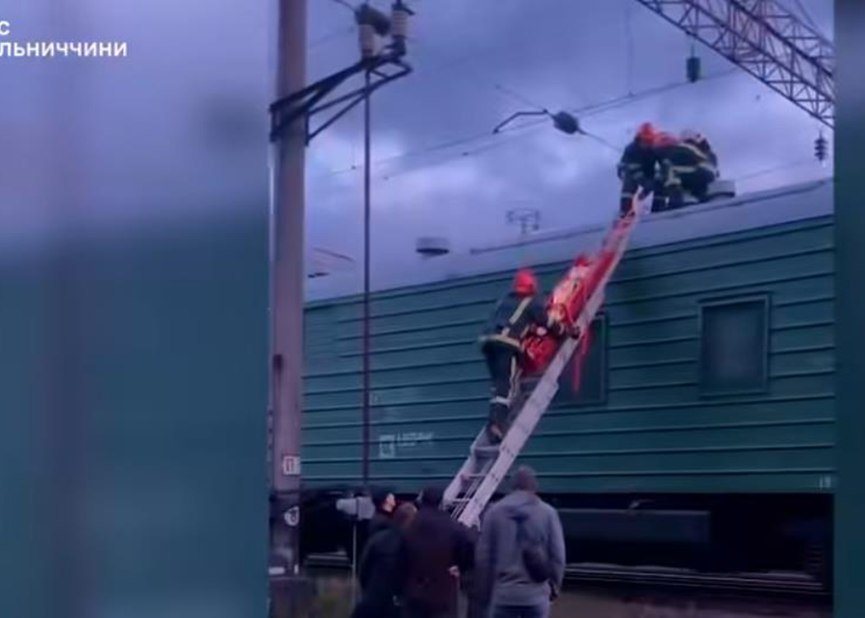 У Хмельницькому хлопця вразило струмом на вагоні