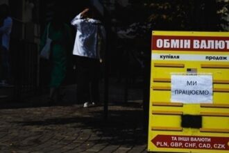 В обмінниках триває зниження долара, євро дорожчає