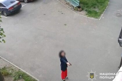 У Києві жінка стріляла по дверях багатоповерхівки