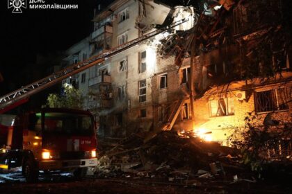 У Миколаєві дрон поцілив у багатоповерхівку, є загиблий