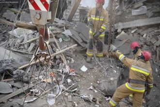 У Миколаєві з-під завалів дістали тіло жінки