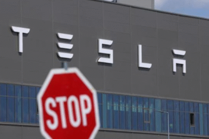 Продажі Tesla впали на 49% у квітні - ЗМІ
