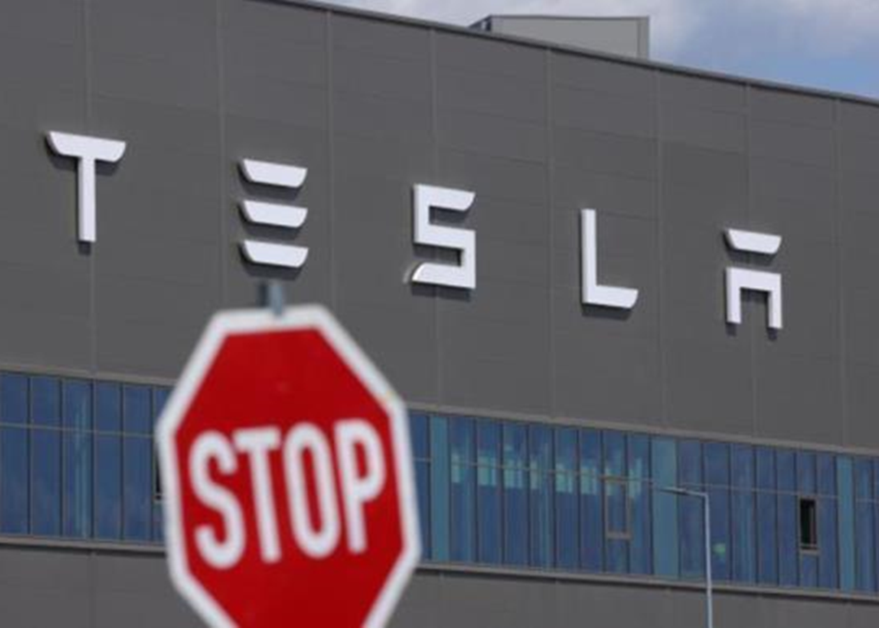 Продажі Tesla впали на 49% у квітні - ЗМІ