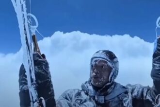 Парапланерист із Китаю випадково злетів на висоту понад 8000 метрів