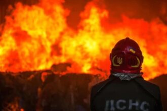 РФ атакувала дронами підприємство у Харкові, виникла пожежа