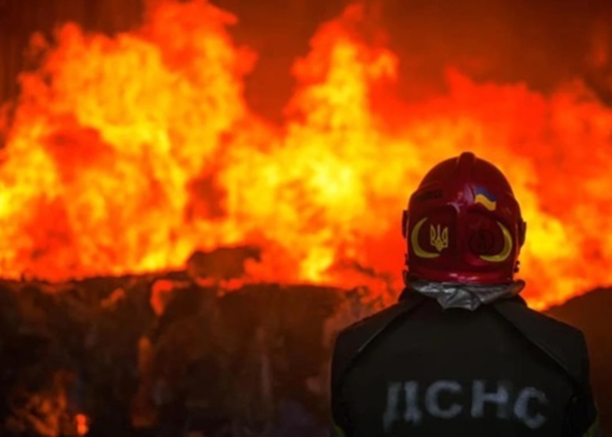 РФ атакувала дронами підприємство у Харкові, виникла пожежа