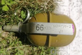 На Київщині посеред вулиці вибухнула граната, троє поранених