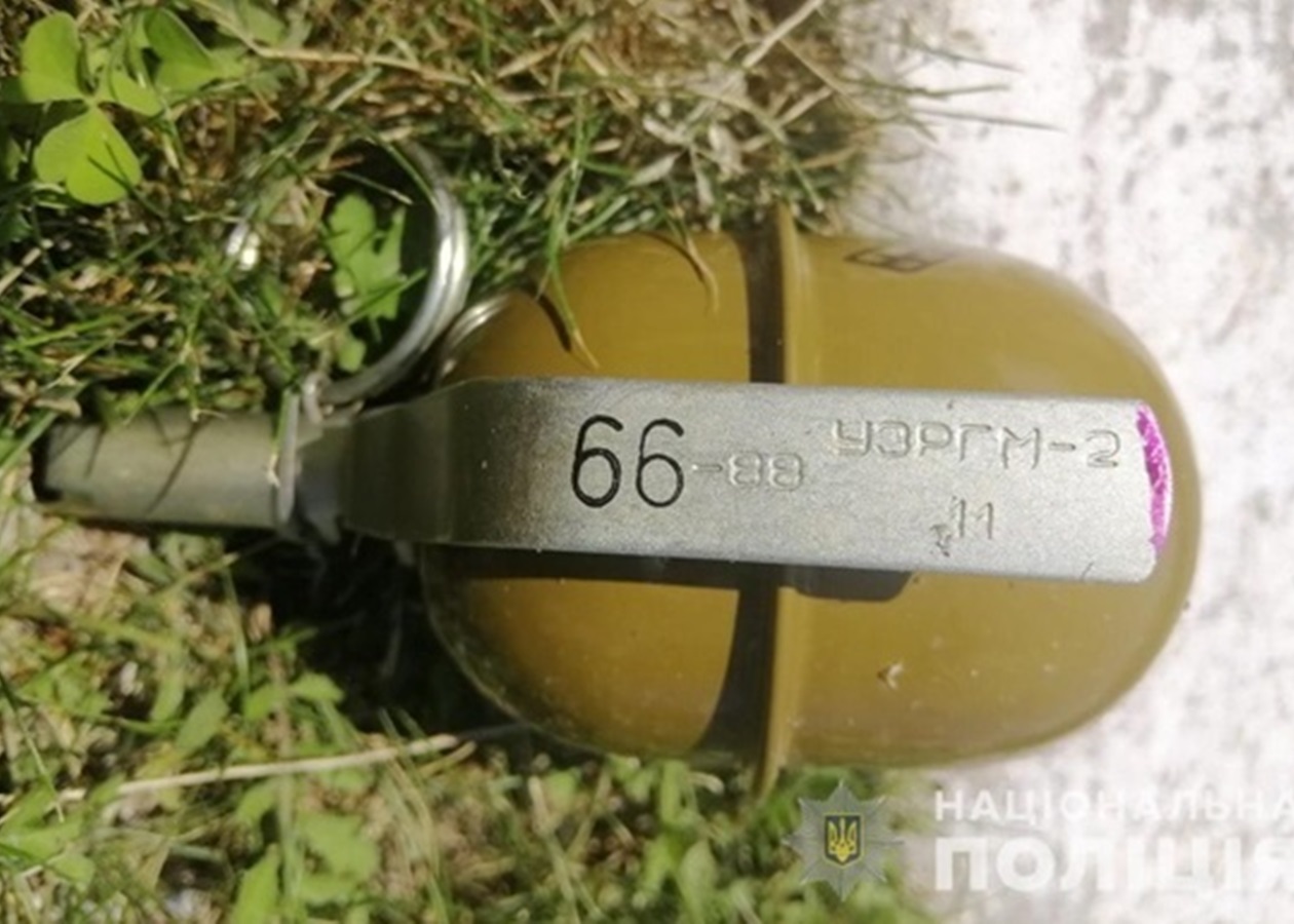 На Київщині посеред вулиці вибухнула граната, троє поранених