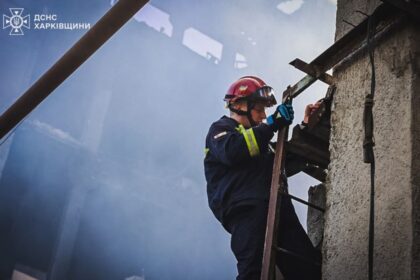 У Харкові внаслідок удару РФ горить багатоквартирний дім