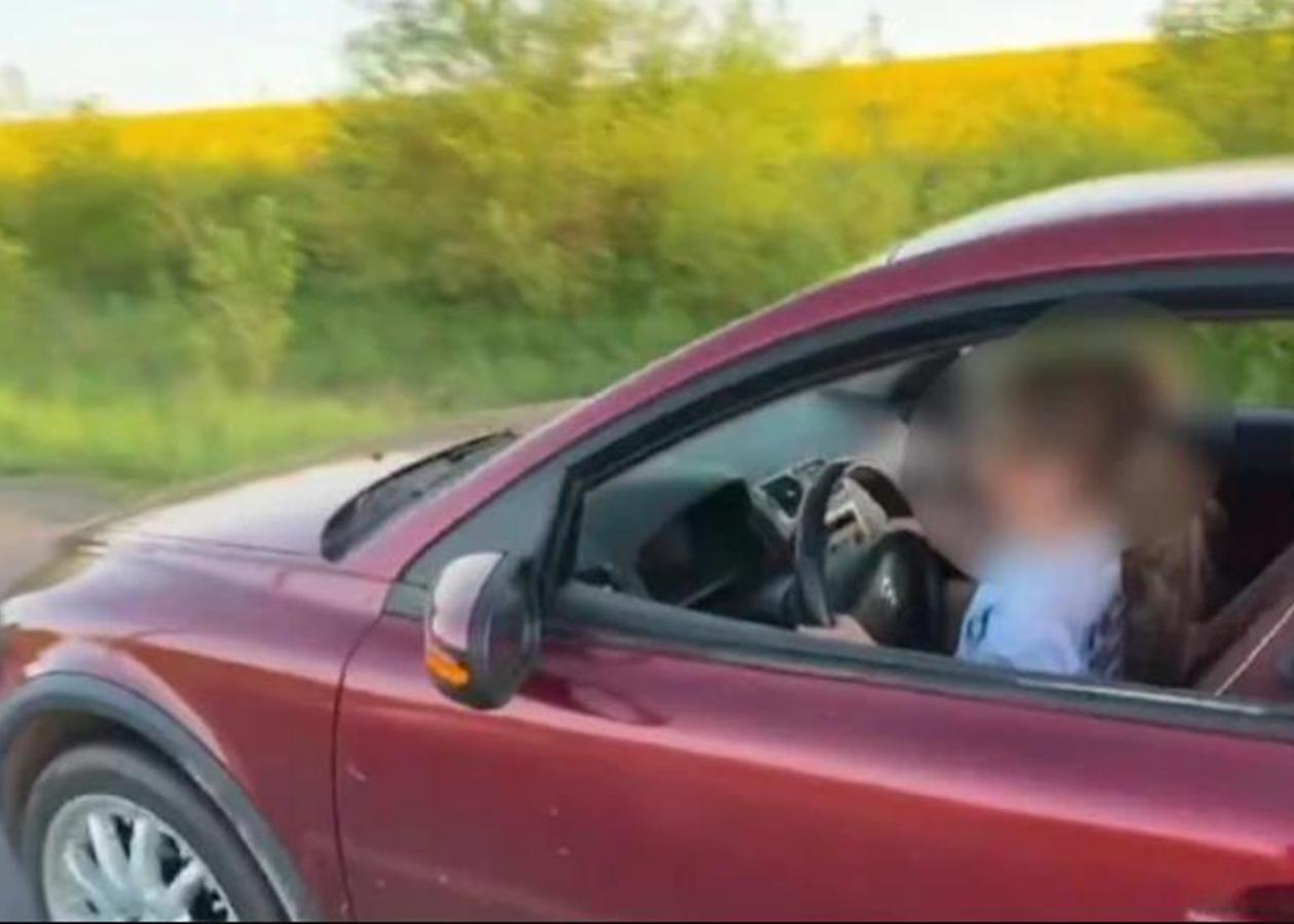 На Львівщині покарали батька, який посадив 8-річну доньку за кермо