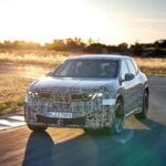 BMW представила прототип електромобіля, який сам вмикає поворотники