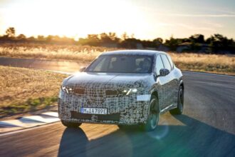 BMW представила прототип електромобіля, який сам вмикає поворотники