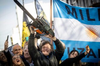 Ефект бензопили Мілея: інфляція в Аргентині впала нижче 2%